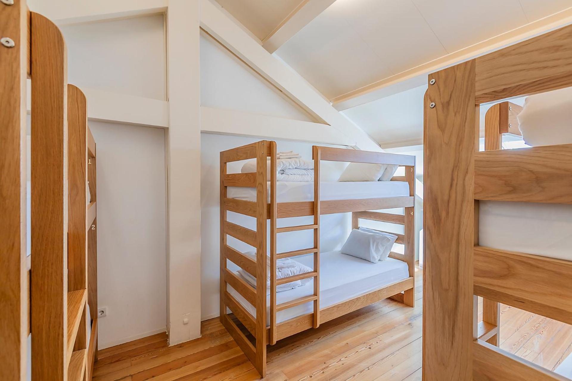 Cama em Dormitório Feminino com 6 Camas